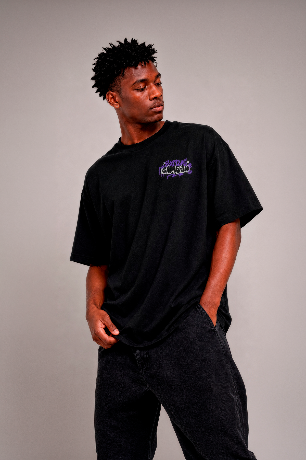 Camiseta estampada preta Game On Artes - frente com assinatura no peito, modelo masculino