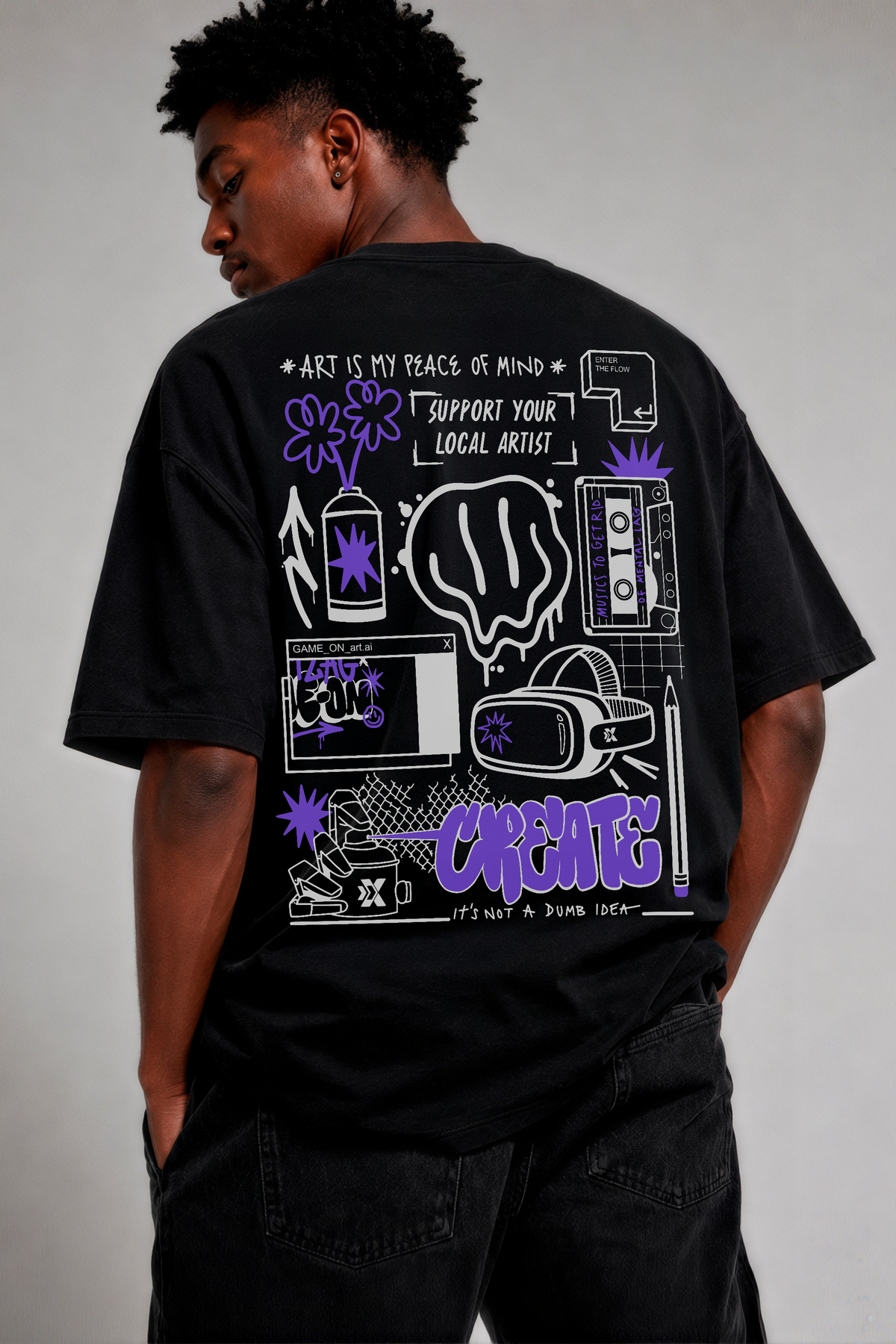 Camiseta estampada preta Game On Artes - costas com arte em traço com detalhes roxos, modelo masculino
