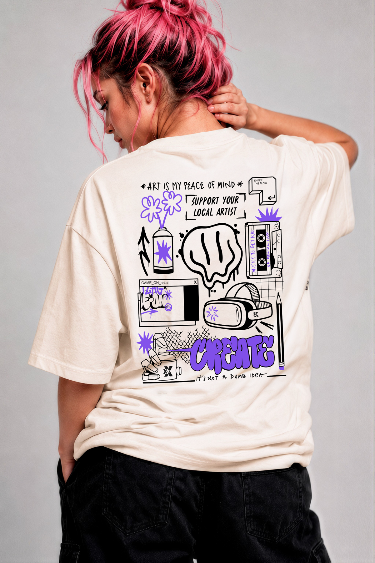 Camiseta estampada off white Game On Artes - costas com arte em traço com detalhes roxos, modelo feminina