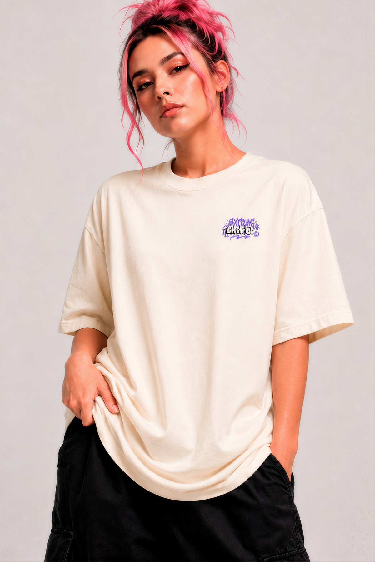 Camiseta estampada off white Game On Artes - frente com assinatura no peito, modelo feminina